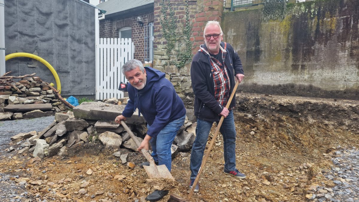 Aliaba Topbas und Heimatbundvorsitzender Bernhard Hoppe haben im künftigen Gartenlokal schon mal losgelegt. Foto: SvG